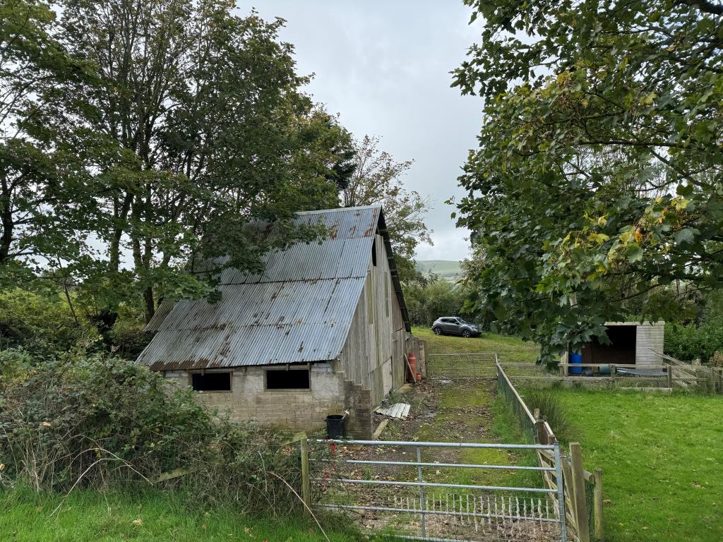 Lot: 89 - BARN AND 5.91 ACRES OF GRAZING IN AN ELEVATED LOCATION WITH VIEWS - Barn and metal paddock style gates